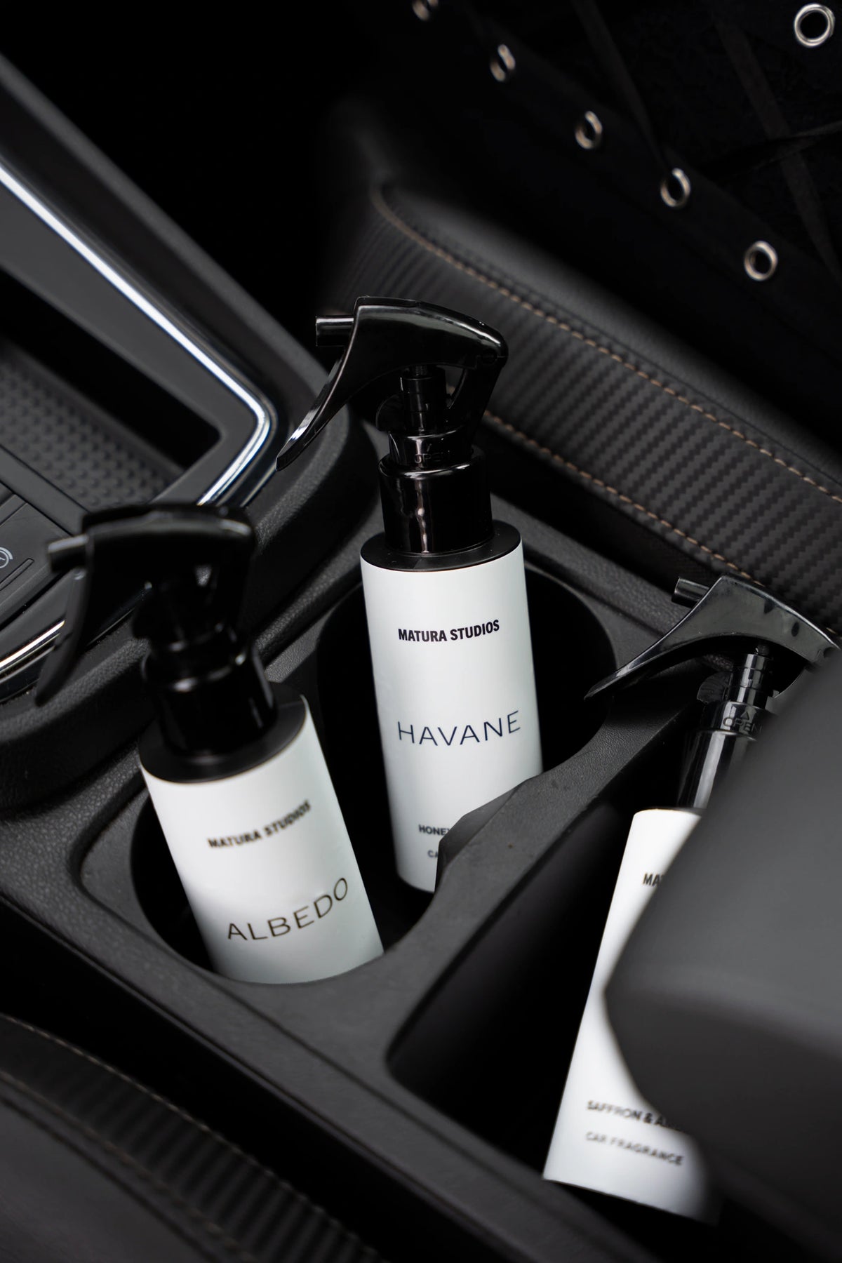 Matura Studios car fragrances Albedo, Lavent en Havane in een auto-interieur